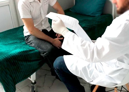 Пациент в стационаре Врач сидит на против пациента